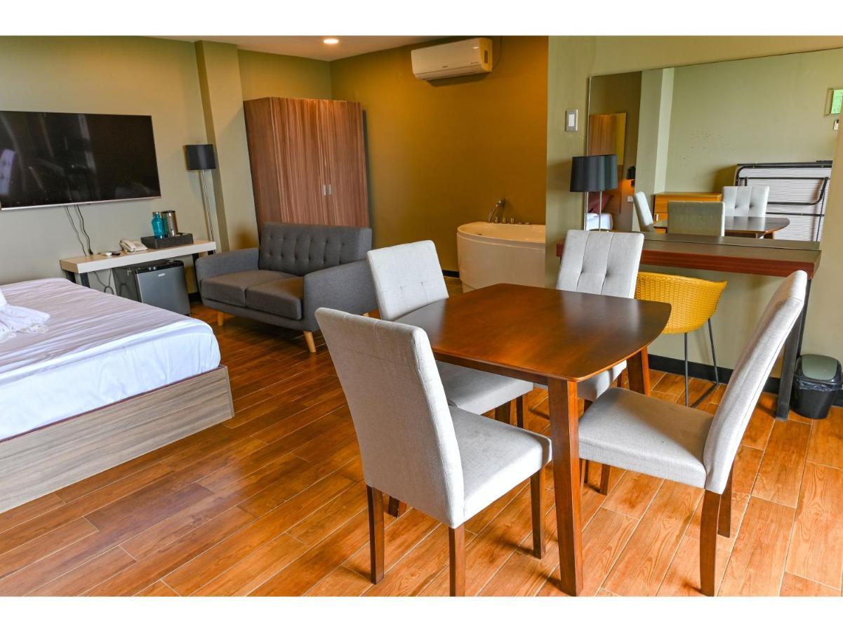 Capital O 890 Nami Hotel Tagaytay Tagaytay City Bagian luar foto